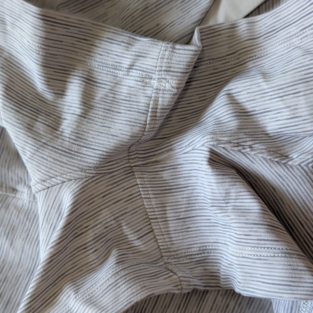 Lululemon On The Fly Short 2.5" EUC - Picture 5 of 6